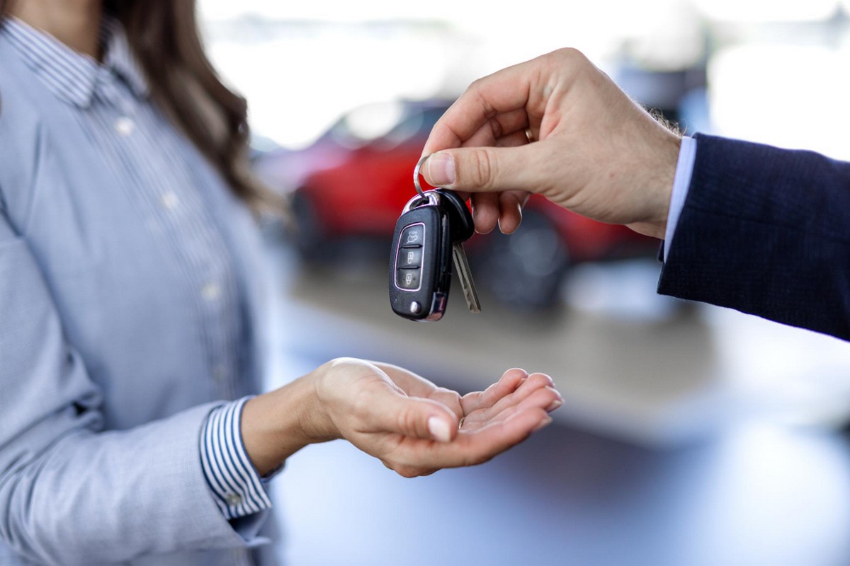 vis daugiau vairuotojų renkasi naudotus automobilius