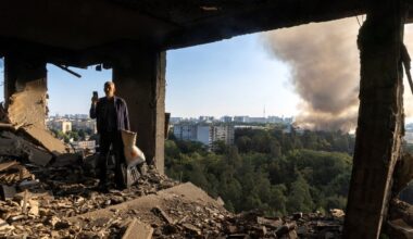 Karas Ukrainoje. Zelenskis: Rusija į Ukrainą paleido 500 dronų ir 40 raketų, tarp jų ir „Kinžal“ - Delfi