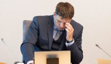 Seimo nariai nusprendė ignoruoti Adomavičių, per priesaiką atsuko nugarą