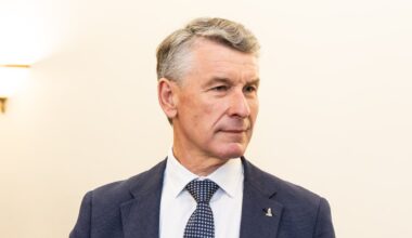 Buvusiam kariuomenės vadui teisme tenka aiškintis dėl dantų implantų