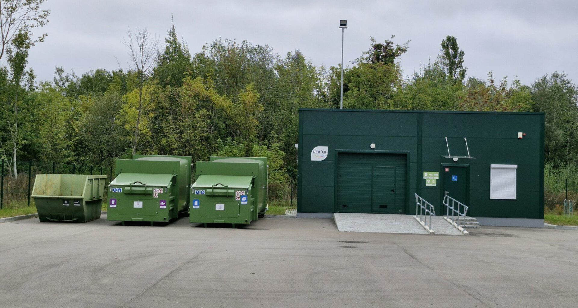 Vilniuje duris atveria net dvi naujos didelių gabaritų atliekų aikštelės ir stotelės DĖK’ui