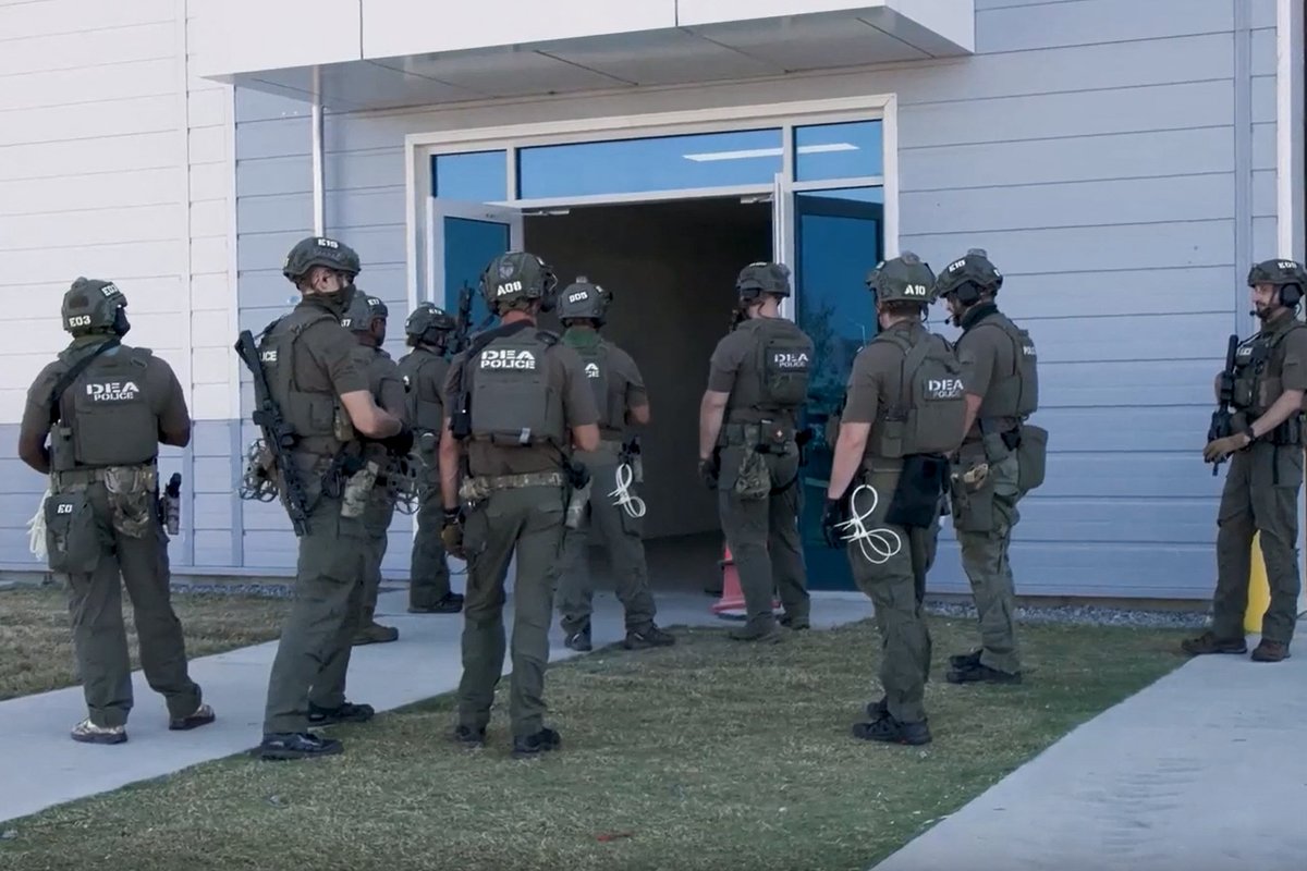 JAV pilietis po smurtinio imigracijos tarnybų arešto siekia prisiteisti 50 mln. dolerių