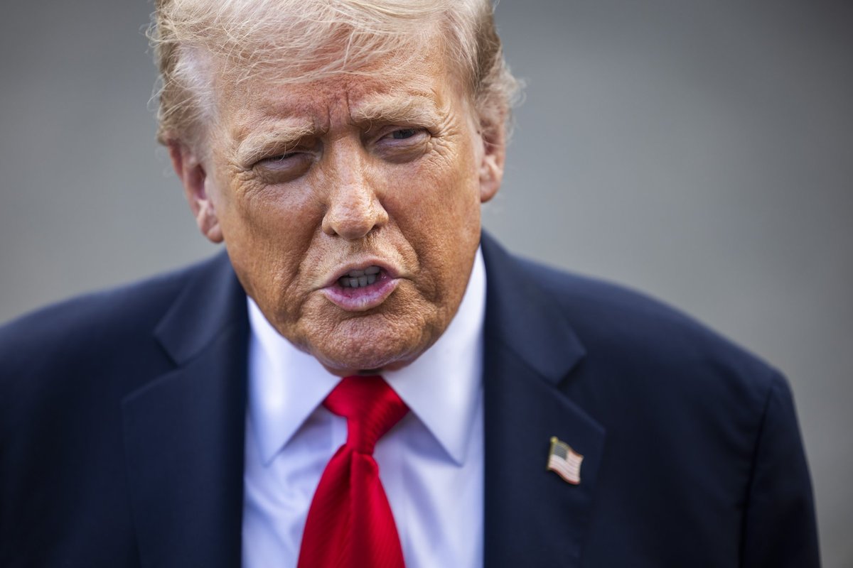 JAV pareikšti kaltinimai vyrui, lazerine rodykle švietusiam į Trumpo sraigtasparnį