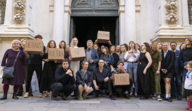 Žinia jau nešama ir tarptautiniu lygiu: protesto akcija vyksta Venecijos architektūros bienalėje