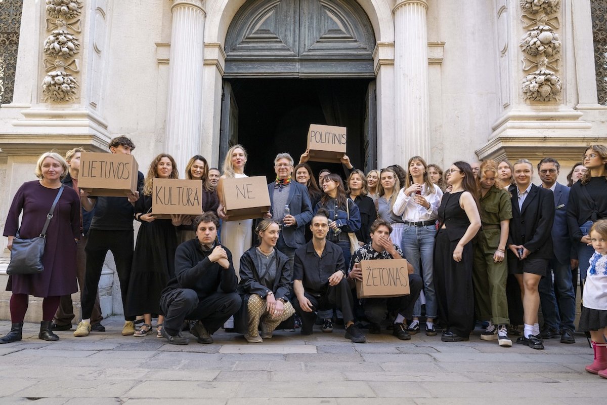 Žinia jau nešama ir tarptautiniu lygiu: protesto akcija vyksta Venecijos architektūros bienalėje