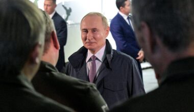 Sikorskis: Putinas užbaigs karą Ukrainoje tik pripažinęs, kad negali jo laimėti