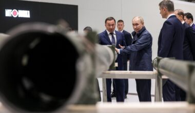 „The Telegraph“: Putinas laiko pirštą ant branduolinio mygtuko, atsitiktinio karo rizika didėja kasdien