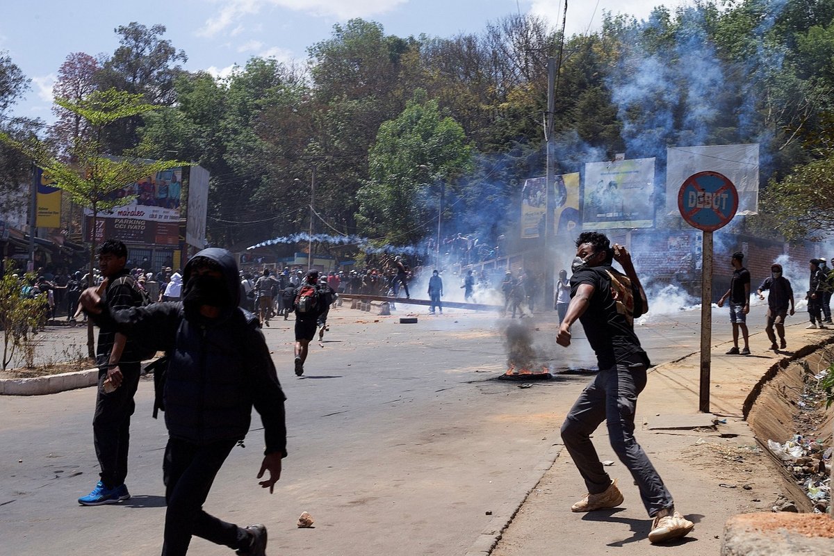 Madagaskare nesiliauja jaunimo protestai nepaisant vyriausybės nušalinimo