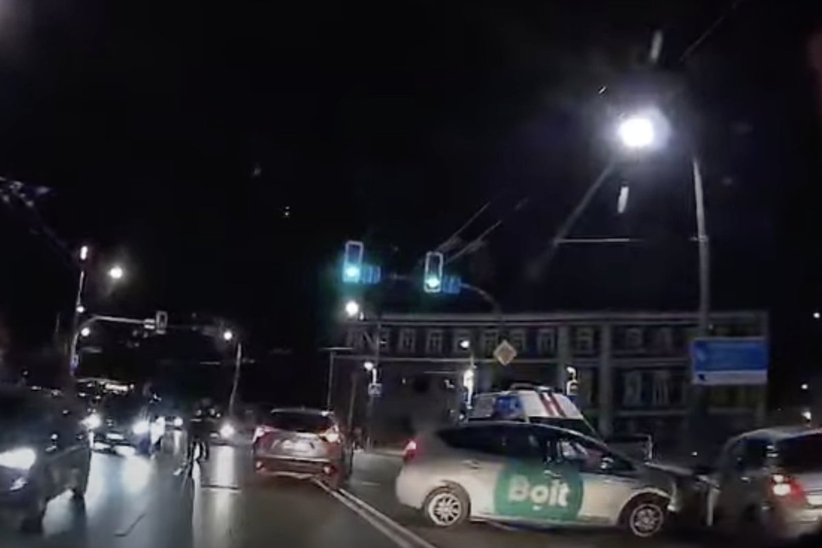 Kauno centre – didelė avarija: susidūrė „Bolt“, sužeisti 4 asmenys