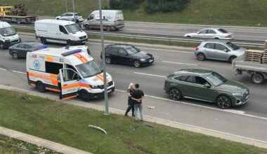 Avarija sostinės Vakariniame aplinkkelyje – susidūrė 3 automobiliai, prireikė medikų