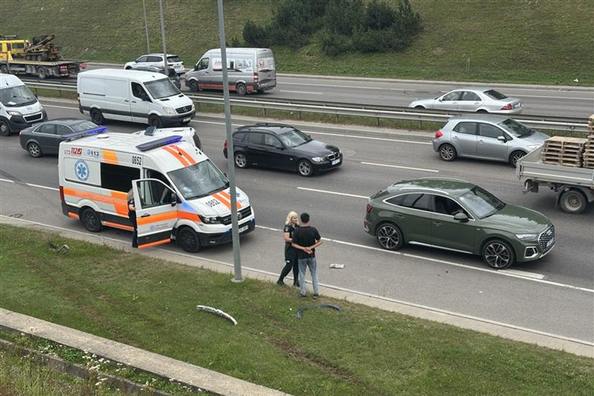 Avarija sostinės Vakariniame aplinkkelyje – susidūrė 3 automobiliai, prireikė medikų