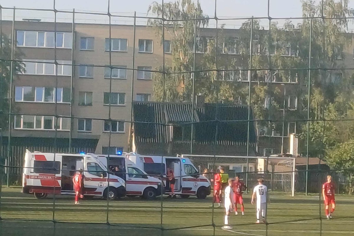 Po futbolininkų susidūrimo vos išvengta tragedijos Panevėžyje