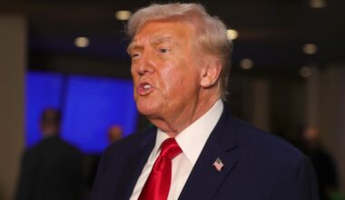 Trumpas užsipuolė Kimmelio laidą į eterį grąžinusį transliuotoją