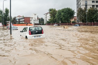 Šiaurės Italijoje per audras patvino keliai