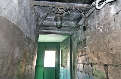 Senos statybos pastatams nėra teisinio reikalavimo įrengti antrą avarinį išėjimą iš rūsio. Tai reiškia, kad savivaldybė, skatindama žmones lįsti į vienintelį išėjimą turinčius rūsius, iš esmės gali juos pasm