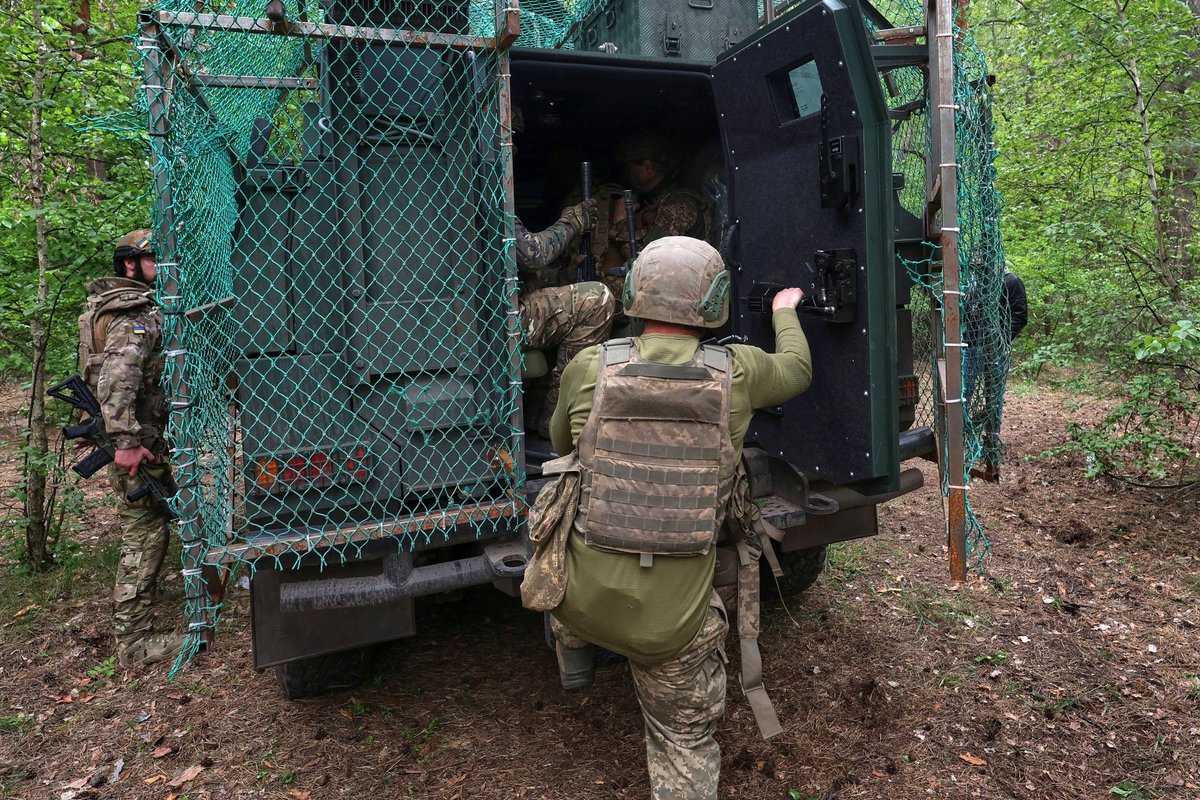 Karo ekspertai: padėtis sudėtinga - Delfi