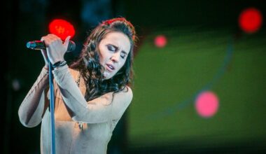 Ukrainos dainininkė Jamala nukrito nuo scenos, prireikė skubios medikų pagalbos