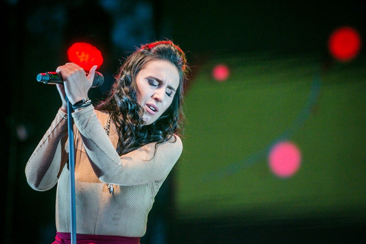 Ukrainos dainininkė Jamala nukrito nuo scenos, prireikė skubios medikų pagalbos