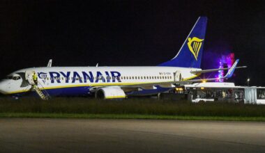„Ryanair“ lėktuve per keistą incidentą keleiviai pradėjo „kramtyti paso lapus“