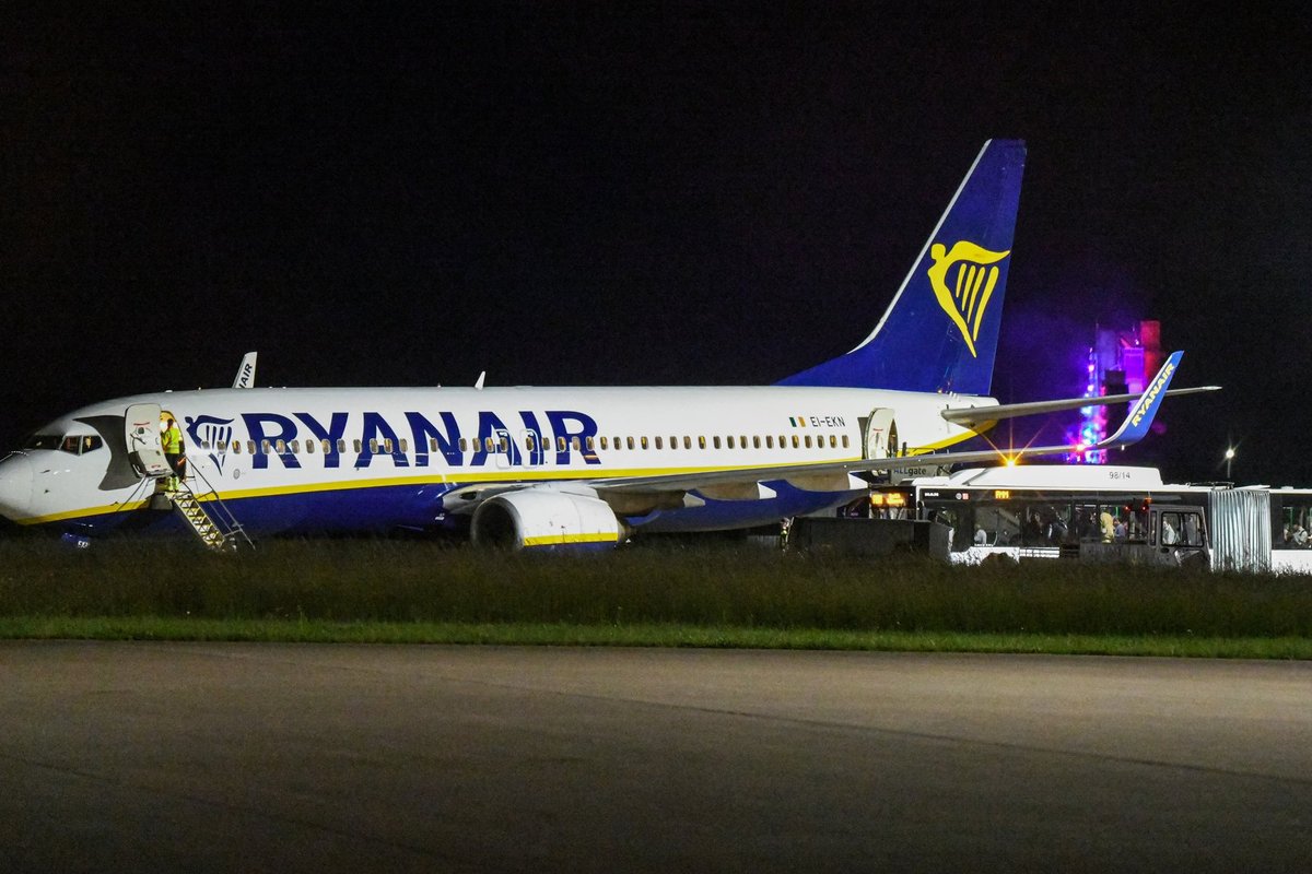 „Ryanair“ lėktuve per keistą incidentą keleiviai pradėjo „kramtyti paso lapus“