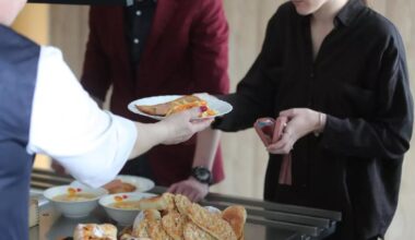 Neįtikėtina: kiaulienos kepsnys mokyklos valgykloje – tik 36 centai