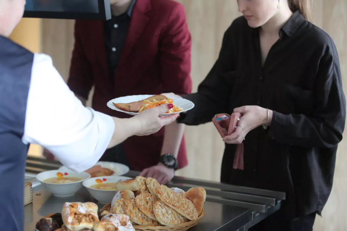 Neįtikėtina: kiaulienos kepsnys mokyklos valgykloje – tik 36 centai