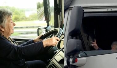 Vairuotojus stebina žavingas vaizdas vilkiko kabinoje – 76-erių vilkiko vairuotoja į pensiją eiti dar neketina