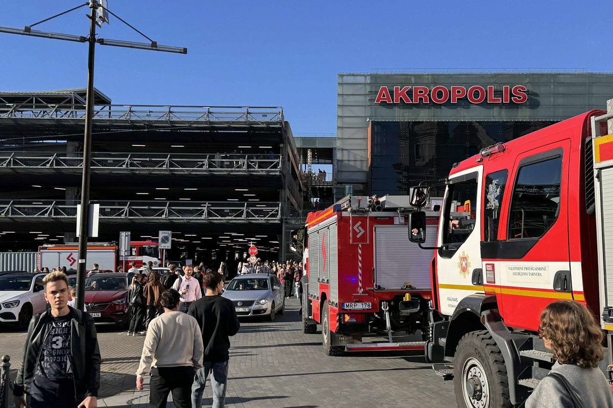 Sujudimas Kauno „Akropolyje“ – kilo gaisras, vienas žmogus nukentėjo