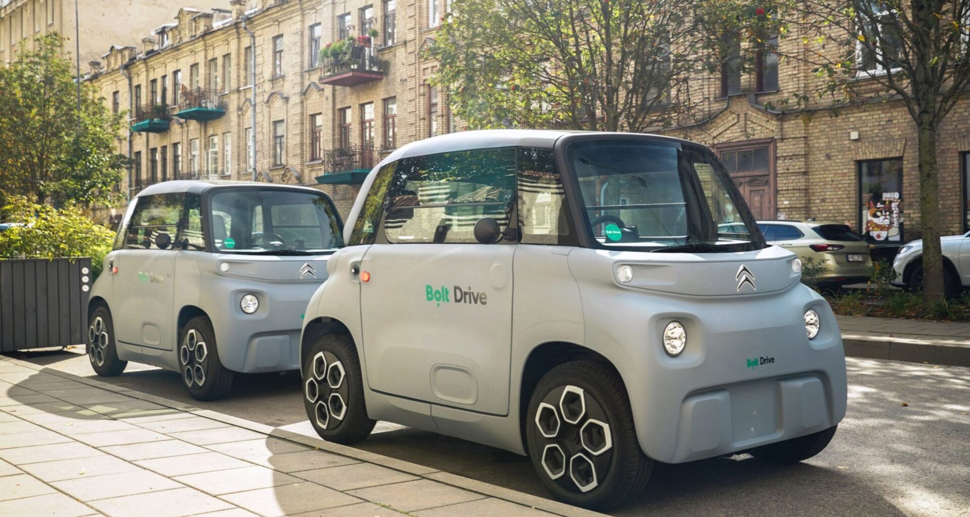 Į Vilniaus gatves išriedėjo neįprasti „Bolt Drive“ elektromobiliai: išvysto tik 45 km/h greitį