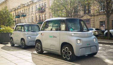 Į Vilniaus gatves išriedėjo neįprasti „Bolt Drive“ elektromobiliai: išvysto tik 45 km/h greitį