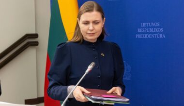 Šakalienė sako, jog neketinama trumpinti privalomosios karinės tarnybos trukmės - Delfi