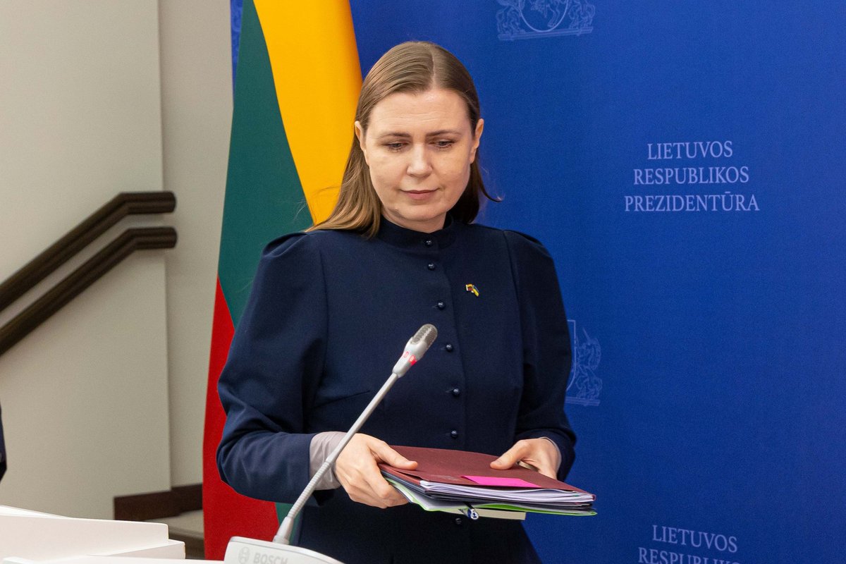 Šakalienė sako, jog neketinama trumpinti privalomosios karinės tarnybos trukmės - Delfi
