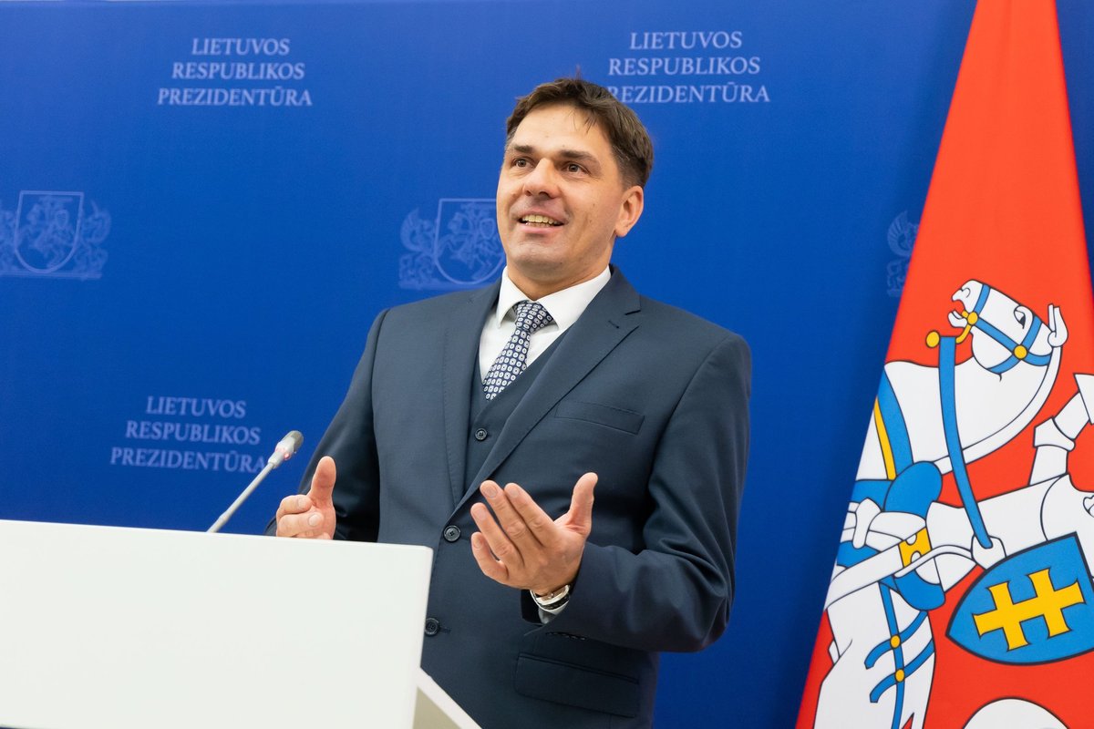 Tiesiogiai: protestas dėl Nausėdos kultūros ministru paskirto „Nemuno aušros“ atstovo Adomavičiaus