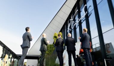 Vilniaus oro uosto išvykimo terminalo fasadą papuošė įspūdingas autografas