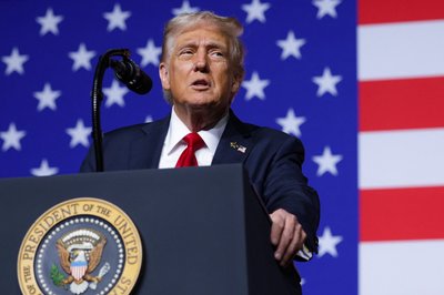 Trumpas kreipėsi į iš viso pasaulio sukviestus JAV karinius vadus