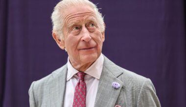 Britų karalius Karolis III aplankė seniausiu pasaulio žmogumi laikomą britę