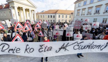 „Tai visos Lietuvos pažeminimas“: prie prezidentūros – protestas, atvyko šimtai žmonių - Delfi