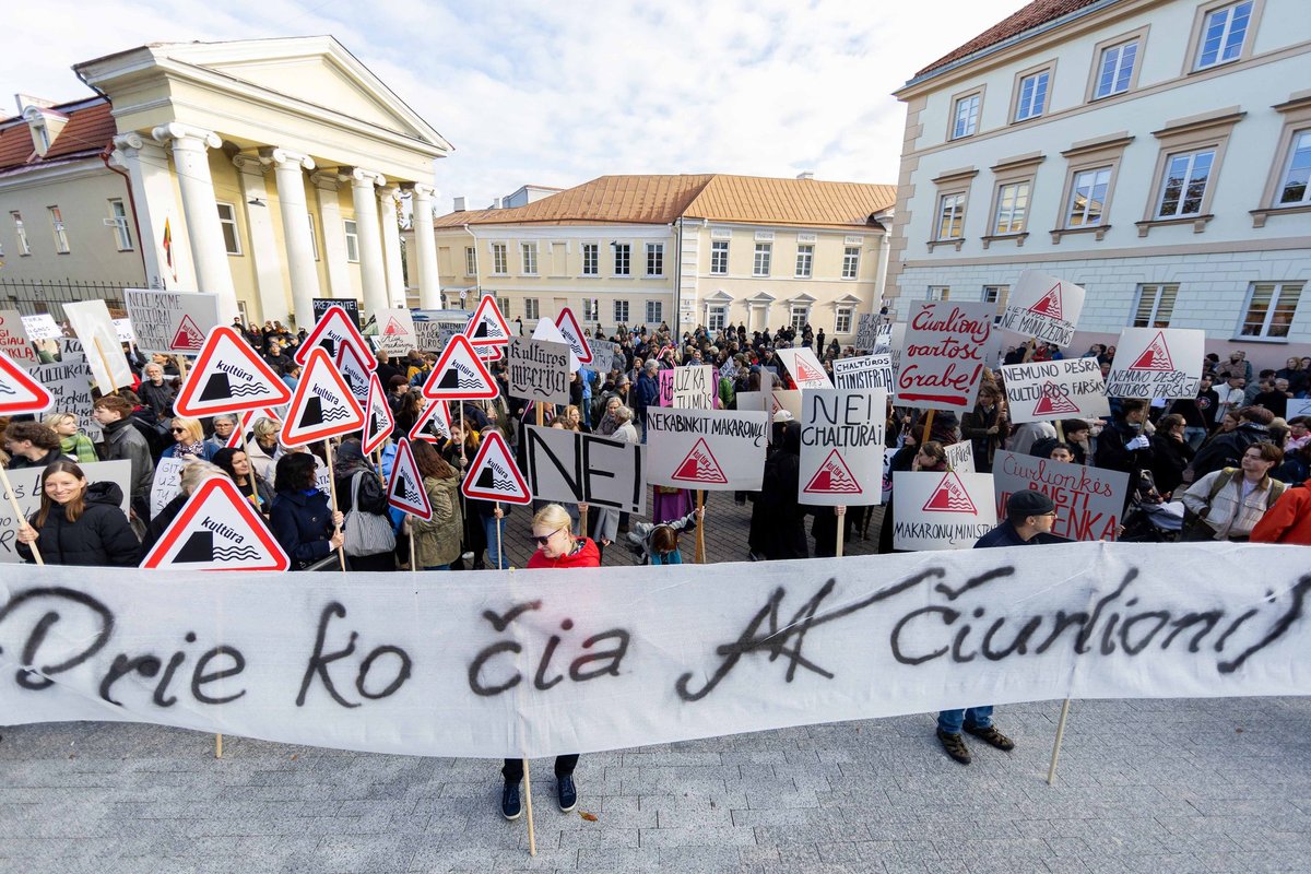 „Tai visos Lietuvos pažeminimas“: prie prezidentūros – protestas, atvyko šimtai žmonių - Delfi