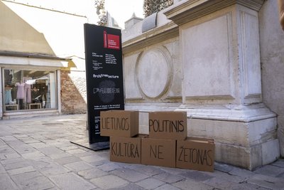 Protesto akcija vyksta Venecijos architektūros bienalėje