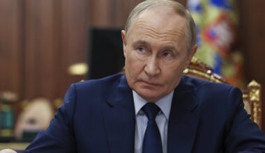 Karas Ukrainoje. Žiniasklaida: degalų krizė suerzino Putiną, bet prie derybų stalo jo nepasodins - Delfi