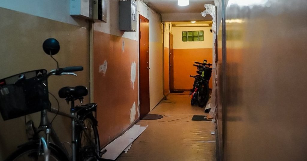 Gyventojai pasibaisėję: iš mirusio kaimyno buto smarvė iki šiol plinta po daugiabutį