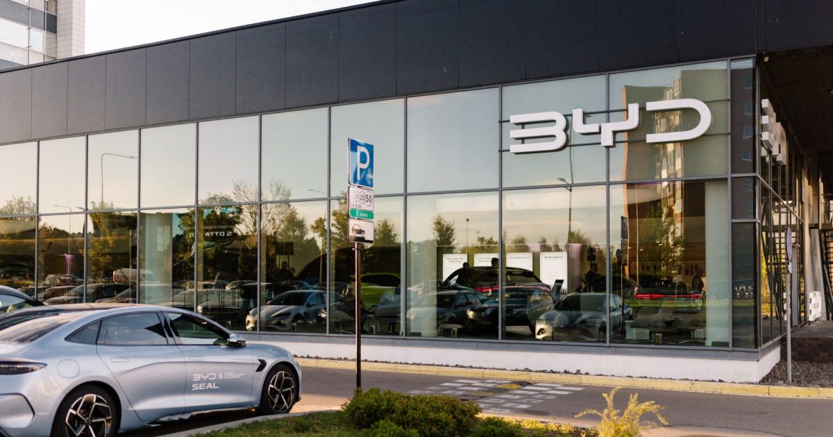 Vilniuje atidarytas naujas BYD salonas: elektromobiliai, ilgaamžiškumo filosofija ir net gilių kava