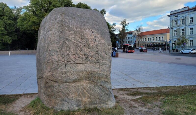 Siūlymas nukelti sostinės įkūrimo 650-mečiui skirtą akmenį nesulaukė palaikymo - Respublika.lt