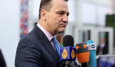 Sikorskis: Putinas užbaigs karą Ukrainoje tik pripažinęs, kad negali jo laimėti - Respublika.lt