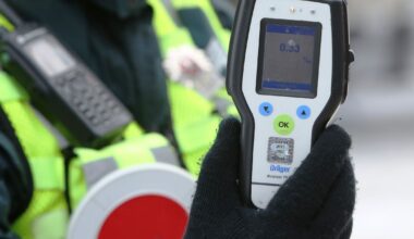 Girtas policininkas vairavo, paspruko iš avarijos vietos, o kolega jo nestabdė - Respublika.lt