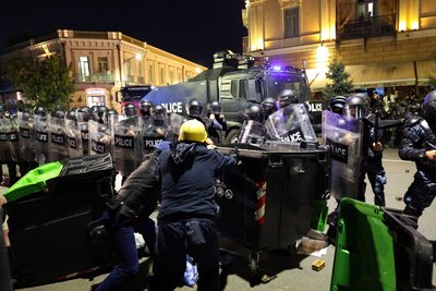 Sakartvelo policija paleido ašarines dujas į protestuotojus, mėginusius patekti į prezidento rūmus