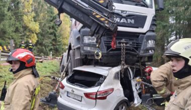 Kelmės rajone automobilis palindo po sunkvežimiu, ugniagesiai traukė sužeistą moterį