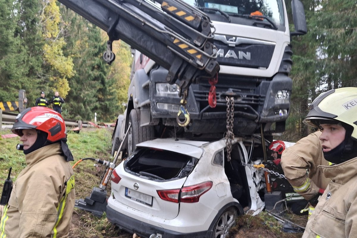 Kelmės rajone automobilis palindo po sunkvežimiu, ugniagesiai traukė sužeistą moterį