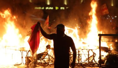 Sakartvele – chaosas: protestuotojai veržėsi į prezidento rūmus, policija panaudojo ašarines dujas