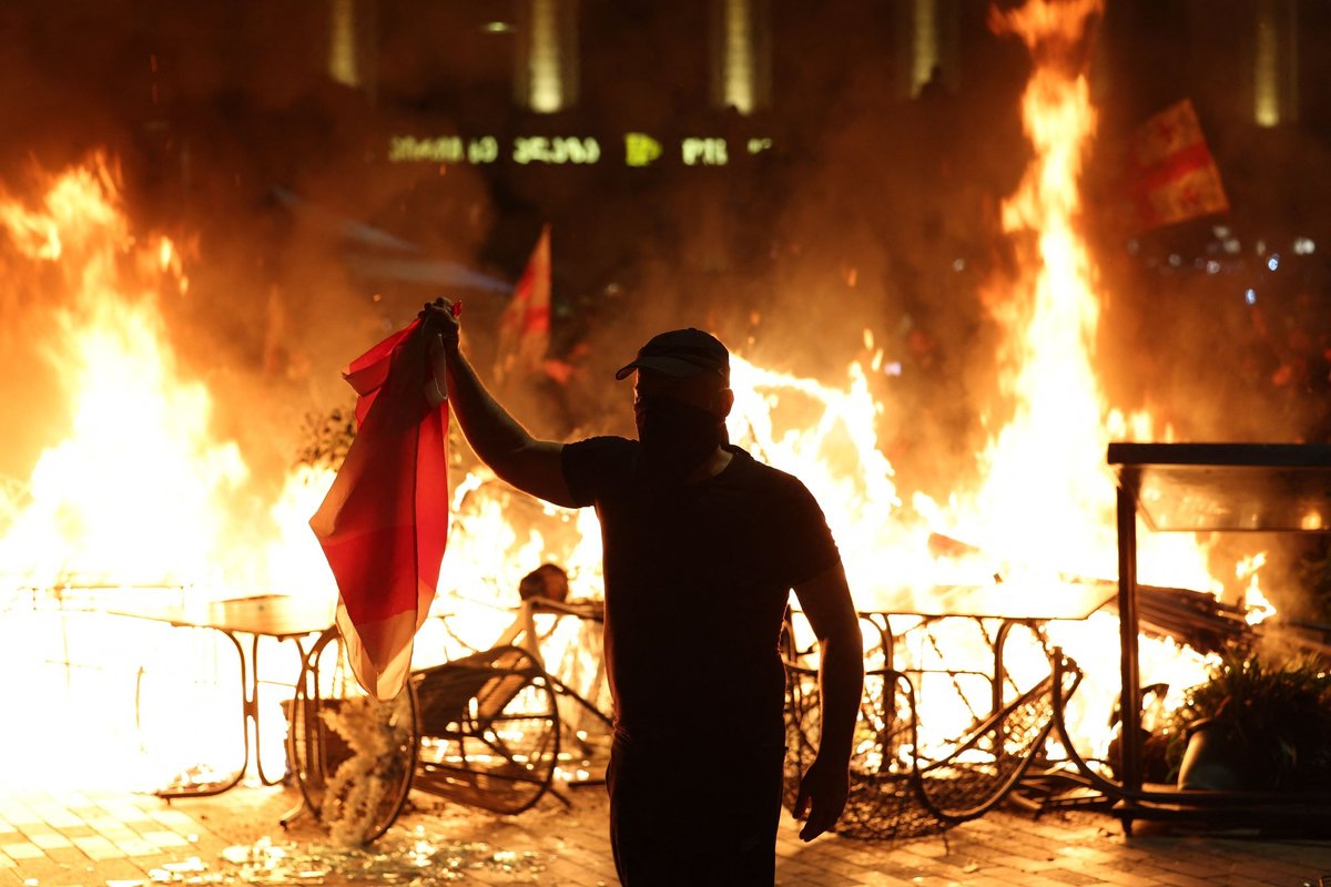 Sakartvele – chaosas: protestuotojai veržėsi į prezidento rūmus, policija panaudojo ašarines dujas